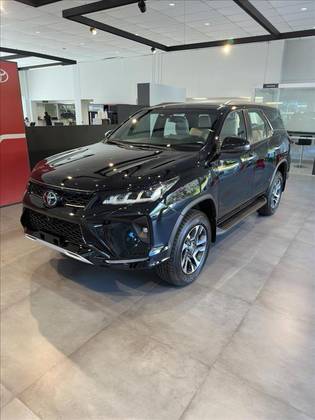 TOYOTA HILUX SW4 2.8 D-4D TURBO DIESEL DIAMOND 7L 4X4 AUTOMÁTICO